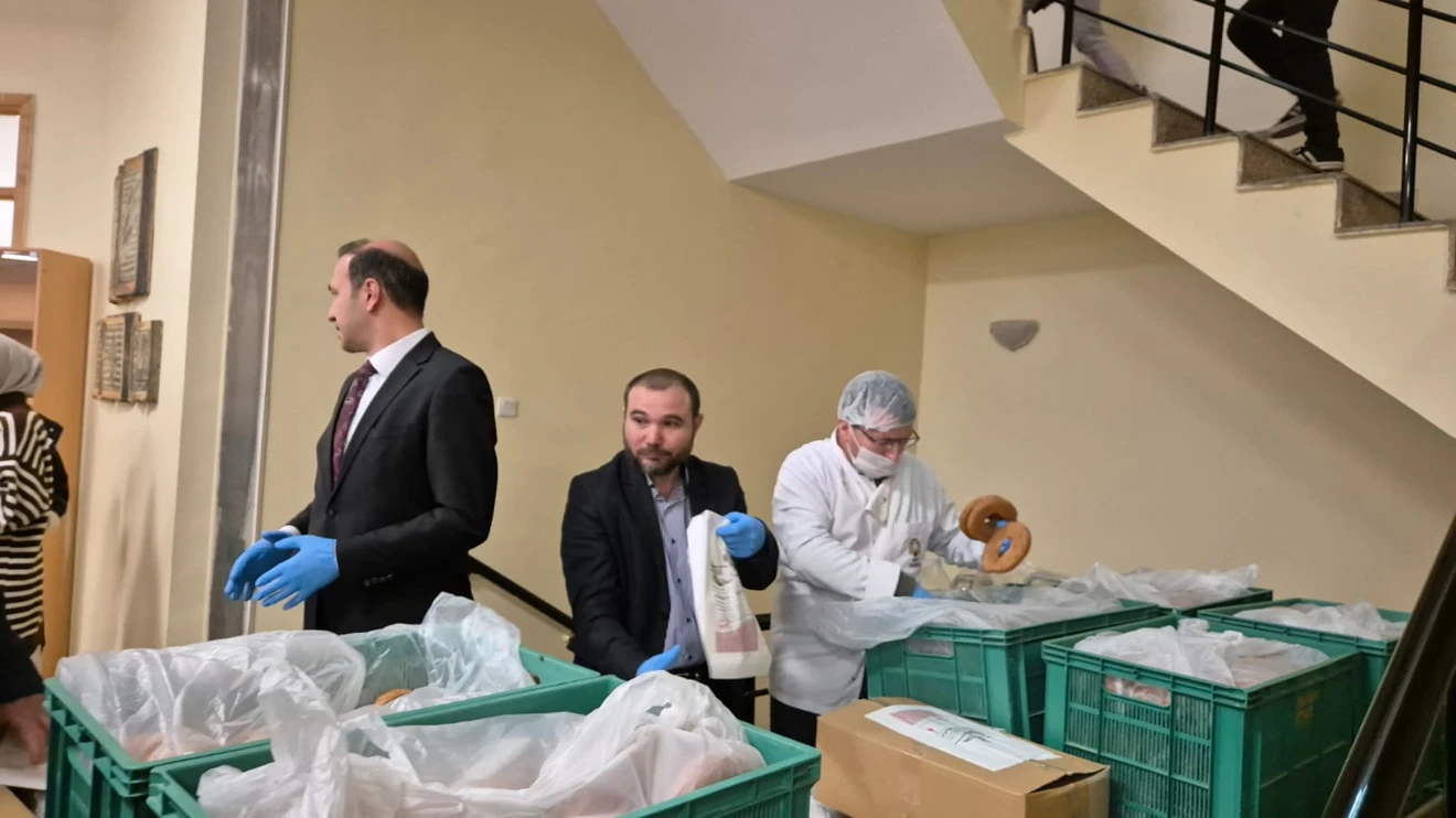 Üniversitemiz Sağlık Kültür ve Spor Daire Başkanlığı katkılarıyla , vize haftasında ders çalışan öğrencilerimize simit ve çay ikram edildi.